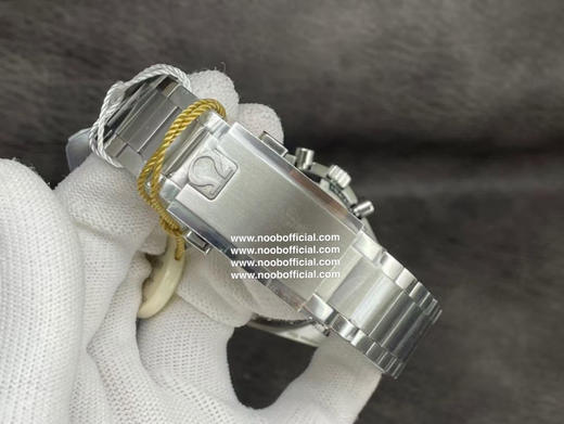 OM 全新OMG超霸“史努比奖”50周年纪念腕表霸气登场 【专业月球表】
【表壳】表壳背部采用NAIAD锁扣技术，确保雕刻文字始终保持正确的位置，而蓝宝石玻璃表背下印有月球背面影像与🌍圆盘 商品图9