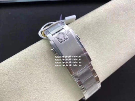 OM 全新OMG超霸“史努比奖”50周年纪念腕表霸气登场 【专业月球表】
【表壳】表壳背部采用NAIAD锁扣技术，确保雕刻文字始终保持正确的位置，而蓝宝石玻璃表背下印有月球背面影像与🌍圆盘 商品图11