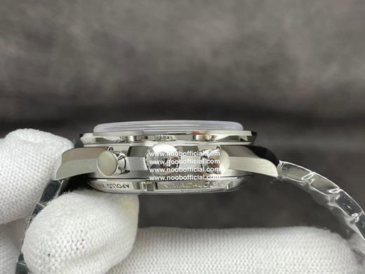 OM 全新OMG超霸“史努比奖”50周年纪念腕表霸气登场 【专业月球表】
【表壳】表壳背部采用NAIAD锁扣技术，确保雕刻文字始终保持正确的位置，而蓝宝石玻璃表背下印有月球背面影像与🌍圆盘 商品图6