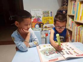 杰宝和凡宝兄弟俩和谐的阅读时光