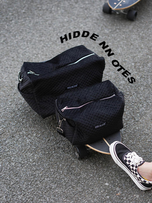 HIDDENNOTES 原创斜挎运动健身包 丝绒大容量学生旅行包轻便背包 商品图0