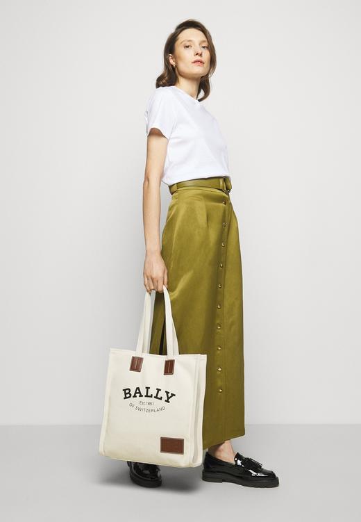 价值2790 王炸款！BALLY织物托特包 百搭气质文艺 不撞包 实用又耐用 容量超大 原厂面料 高密度 自然有型有质感 坚牢耐折 海边游玩/日常出行逛街购物都很ok 夏天时髦单品！预售 商品图4