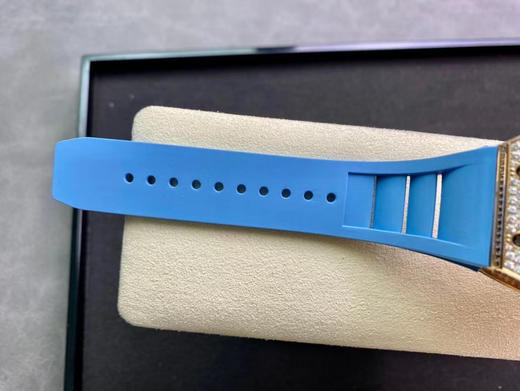 理查徳米勒 Richard Mille 满天星系列 新山羊座 镶满钻壳身 搭载原装进口机械机芯更突显了这块腕表的运动风格 商品图9