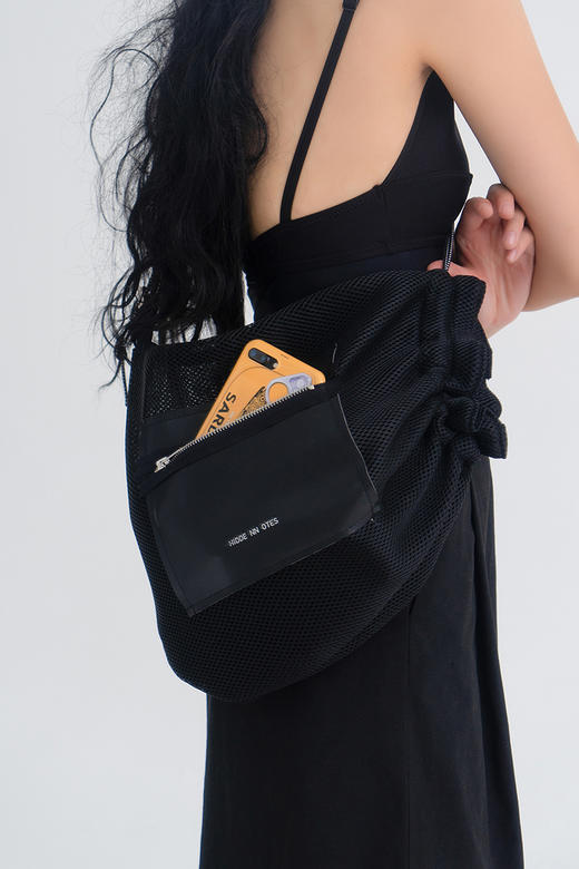 〖HIDDE NN OTES〗原创单肩包 网格抽绳褶皱拼皮运动休闲斜挎包 商品图1