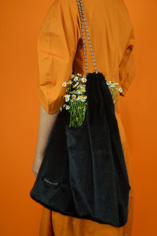 〖HIDDENNOTES〗原创小众 毛绒背心包 黑色仿兔毛链条斜挎手提袋 商品图3