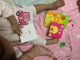 《小鸡球球洞洞认知书》：尺寸非常好，低幼小宝宝拿在手里恰到好处，轻松阅翻阅