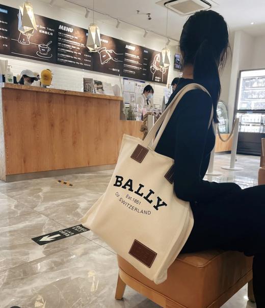 价值2790 王炸款！BALLY织物托特包 百搭气质文艺 不撞包 实用又耐用 容量超大 原厂面料 高密度 自然有型有质感 坚牢耐折 海边游玩/日常出行逛街购物都很ok 夏天时髦单品！预售 商品图5