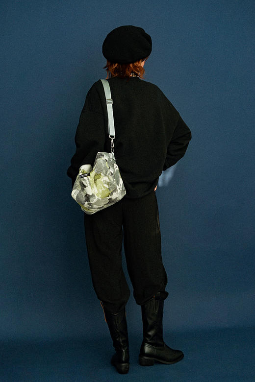 〖HIDDENNOTES〗已售罄 灰绿印花大容量斜挎包小个子便携枕头包 商品图1