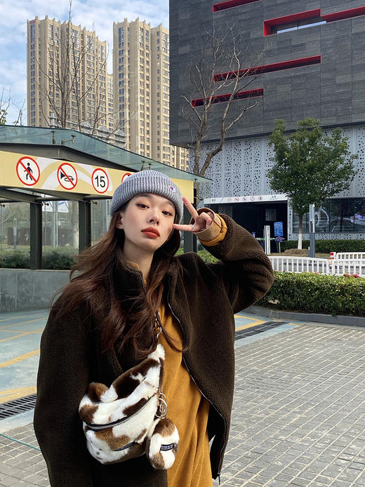 〖HIDDENNOTES〗原创设计 秋冬新款仿皮草单肩斜挎奶牛纹毛毛腰包 商品图3