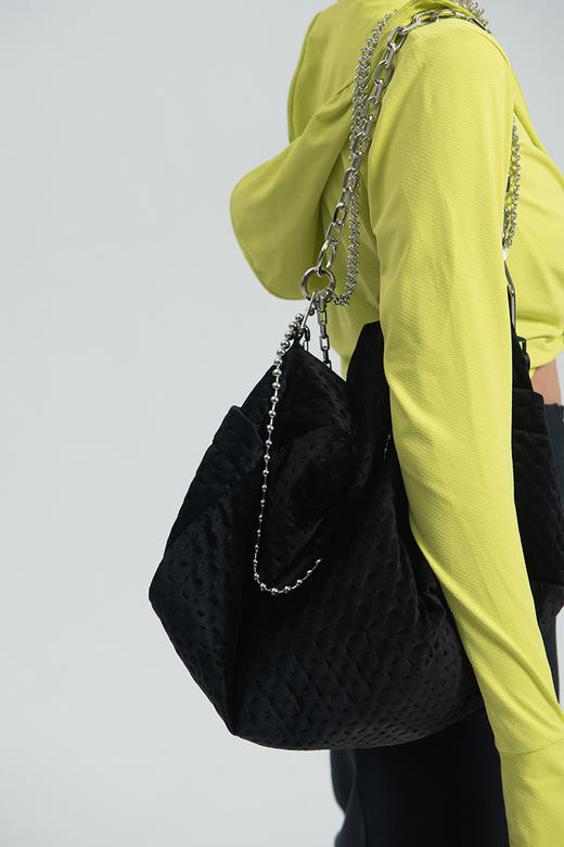 HIDDENNOTES 原创斜挎运动健身包 丝绒大容量学生旅行包轻便背包 商品图1