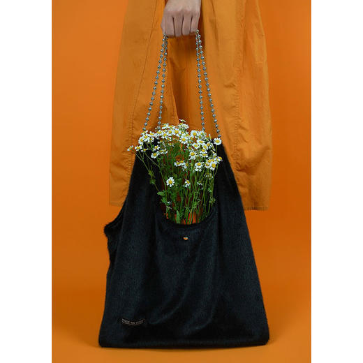 〖HIDDENNOTES〗原创小众 毛绒背心包 黑色仿兔毛链条斜挎手提袋 商品图0