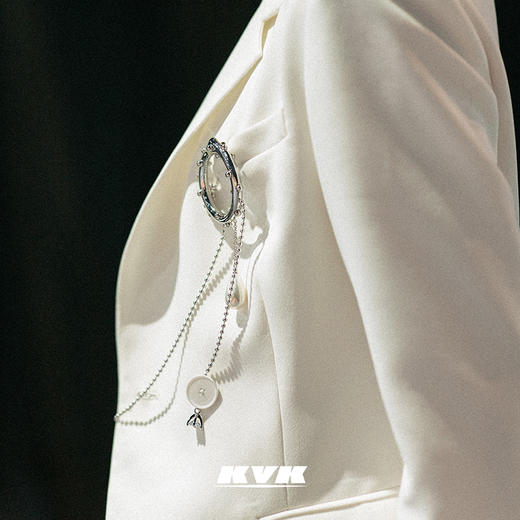 KVK胸针ins潮个性2021新款可爱防走光扣固定领口高档装饰流苏饰品 商品图1