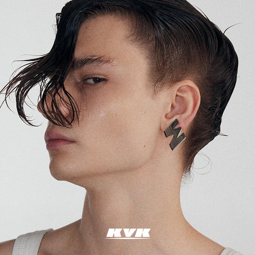 KVK小众设计高级感小号字母耳环2021年新款简约无耳洞耳夹耳针款 商品图2