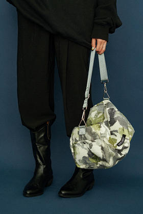 〖HIDDENNOTES〗已售罄 灰绿印花大容量斜挎包小个子便携枕头包