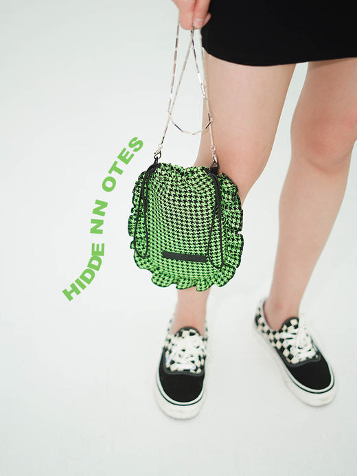 HIDDENNOTES l小众设计花边趣味抽绳包 夏季包包女斜挎黑绿手机包 商品图1