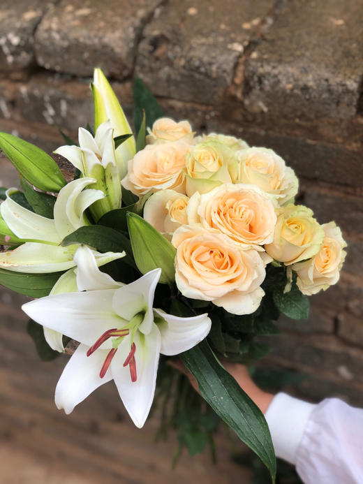 香槟玫瑰10支白百合6朵