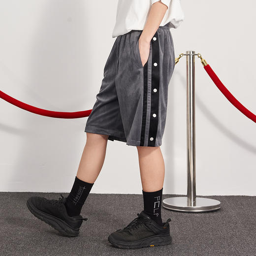 PCLP(PERCLIPS) 丝绒排扣短裤国潮牌潮流百搭宽松休闲运动五分裤 商品图2