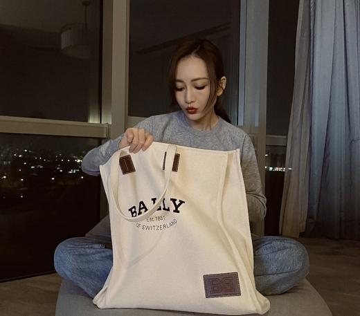 价值2790 王炸款！BALLY织物托特包 百搭气质文艺 不撞包 实用又耐用 容量超大 原厂面料 高密度 自然有型有质感 坚牢耐折 海边游玩/日常出行逛街购物都很ok 夏天时髦单品！预售 商品图2