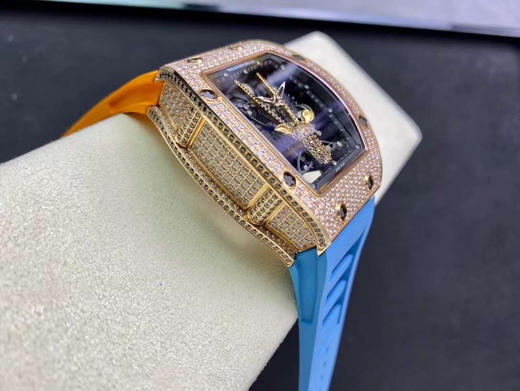 理查徳米勒 Richard Mille 满天星系列 新山羊座 镶满钻壳身 搭载原装进口机械机芯更突显了这块腕表的运动风格 商品图13
