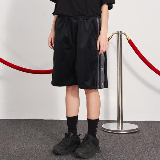 PCLP(PERCLIPS) 丝绒排扣短裤国潮牌潮流百搭宽松休闲运动五分裤 商品图1