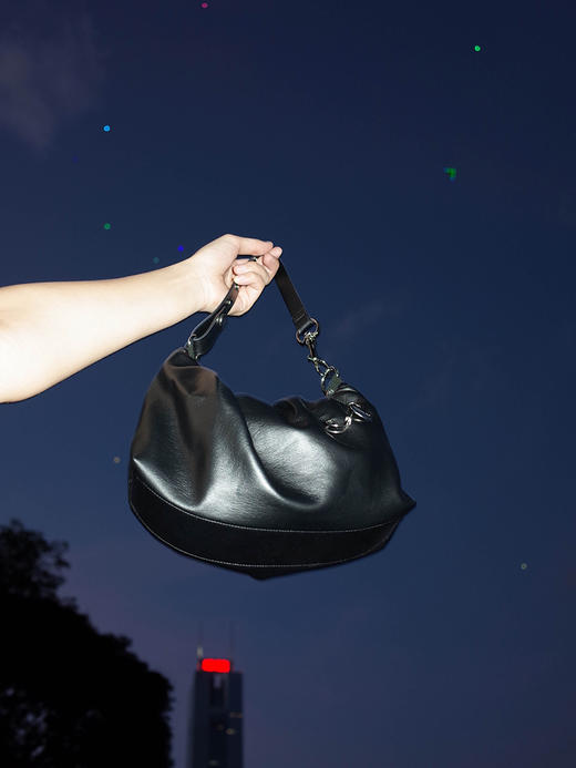 HIDDENNOTES l 2021新款高级感黑色单肩云朵包女夏褶皱小众腋下包 商品图3