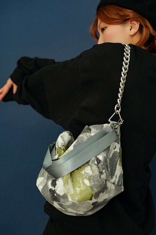 〖HIDDENNOTES〗已售罄 灰绿印花大容量斜挎包小个子便携枕头包 商品图2