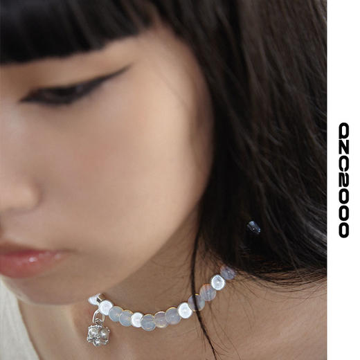 QZC2000 Y2K透明渐变蓝拼接反光梦幻珍珠几何体吊坠串珠男女同款 商品图3