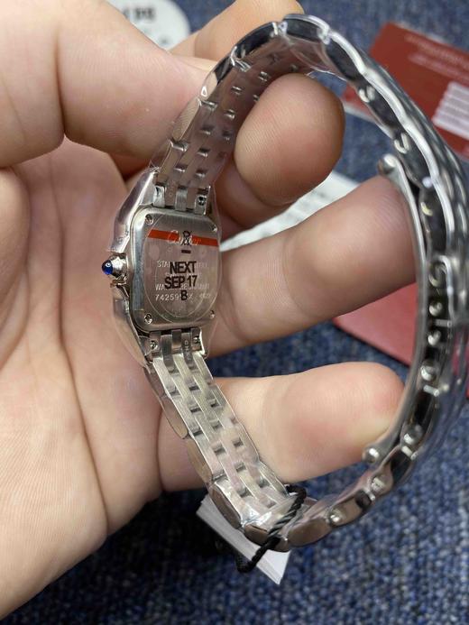 卡地亚 8848F猎豹Panthère de Cartier
华丽而不羁，是Panthère de Cartier猎豹所传达的美学风格。它线条流畅，魅惑 商品图5