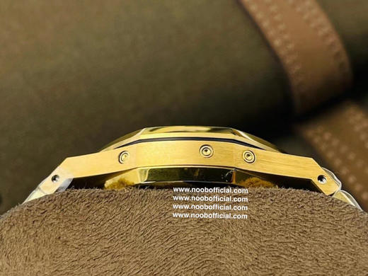 【APS Factory2021墙裂推荐】市场高版本 爱.彼皇家橡树系列腕表！
1⃣️精彩亮点：在“Grande Tapisserie”大格纹装饰表盘上，日期、星期、月份、月相 商品图4