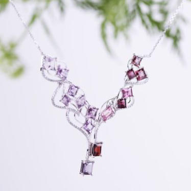 「梯田」彩色尖晶石钻石项链

11.93克拉彩色尖晶石

0.64克拉钻石

9.46克18K白金 商品图0