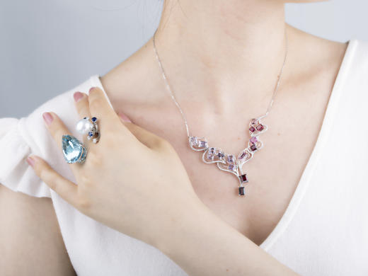 「梯田」彩色尖晶石钻石项链

11.93克拉彩色尖晶石

0.64克拉钻石

9.46克18K白金 商品图6