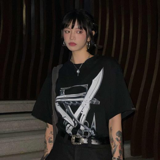 SQUD SQUADUNIDENTIFIED 原创3D建模金属蝴蝶刀印花宽松短袖T恤 商品图1