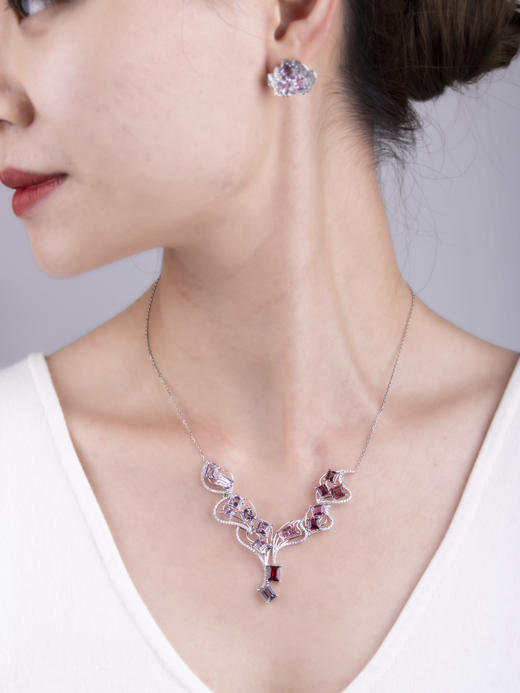 「梯田」彩色尖晶石钻石项链

11.93克拉彩色尖晶石

0.64克拉钻石

9.46克18K白金 商品图5