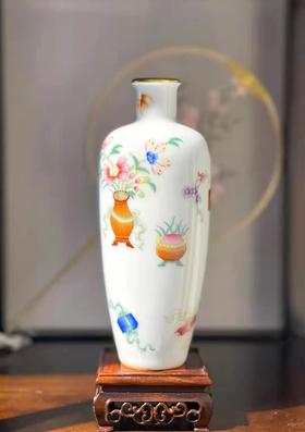 江荣荣：珐琅彩博古图赏瓶