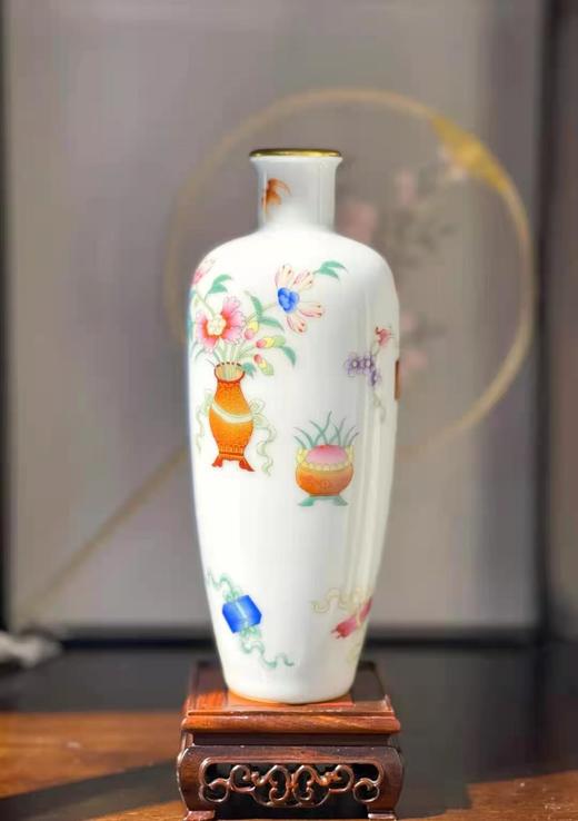 江荣荣：珐琅彩博古图赏瓶 商品图0