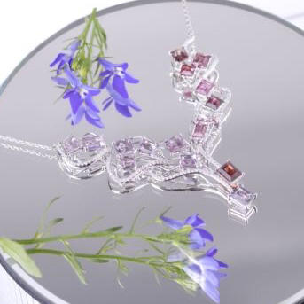 「梯田」彩色尖晶石钻石项链

11.93克拉彩色尖晶石

0.64克拉钻石

9.46克18K白金 商品图1