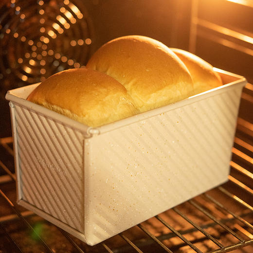 百钻波纹带盖土司盒450g 吐司面包模具 带盖金色波纹设计 商品图1
