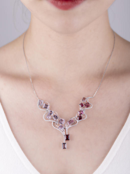 「梯田」彩色尖晶石钻石项链

11.93克拉彩色尖晶石

0.64克拉钻石

9.46克18K白金 商品图3