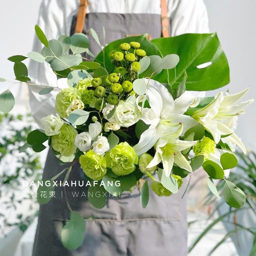 【听见下雨的声音】白百合3朵 绿康5 白色洋桔梗5朵 绿色小雏菊2 龟背竹2 尤加利大圆叶2小支（王嘻嘻设计） 商品图0