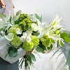 【听见下雨的声音】白百合3朵 绿康5 白色洋桔梗5朵 绿色小雏菊2 龟背竹2 尤加利大圆叶2小支（王嘻嘻设计） 商品缩略图4