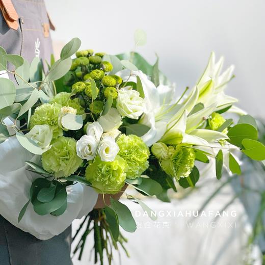 【听见下雨的声音】白百合3朵 绿康5 白色洋桔梗5朵 绿色小雏菊2 龟背竹2 尤加利大圆叶2小支（王嘻嘻设计） 商品图4