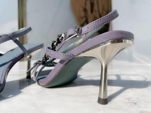 【断码特惠不退换】花花品质生活｜北京SKP奢品商场品牌女鞋制造代工厂 高定级 独特莫兰迪色系--薰衣草紫灰色  经典复古的方头 时髦小X感金属链条凉鞋  进口牛皮 商品图4