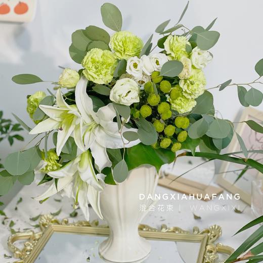 【听见下雨的声音】白百合3朵 绿康5 白色洋桔梗5朵 绿色小雏菊2 龟背竹2 尤加利大圆叶2小支（王嘻嘻设计） 商品图1