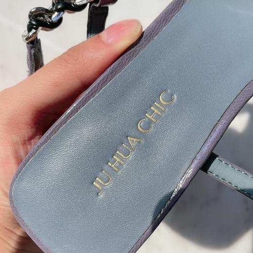 【断码特惠不退换】花花品质生活｜北京SKP奢品商场品牌女鞋制造代工厂 高定级 独特莫兰迪色系--薰衣草紫灰色  经典复古的方头 时髦小X感金属链条凉鞋  进口牛皮 商品图7