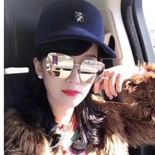 价值4500 夏季刚需！Di*r/迪家stellaire系列男女同款大方框太阳镜 十色可选 超有气场的 时尚大气 百搭不过时 高清尼龙镜片+超弹不锈钢镜框 不易变形 经久耐用 配品牌包装盒 商品图4