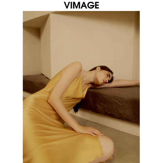 VIMAGE纬漫纪夏款时尚慵懒风垂感舒适性感吊带连衣裙女裙V1377904 商品图1