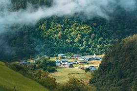 “天堂在左，雨崩在右”