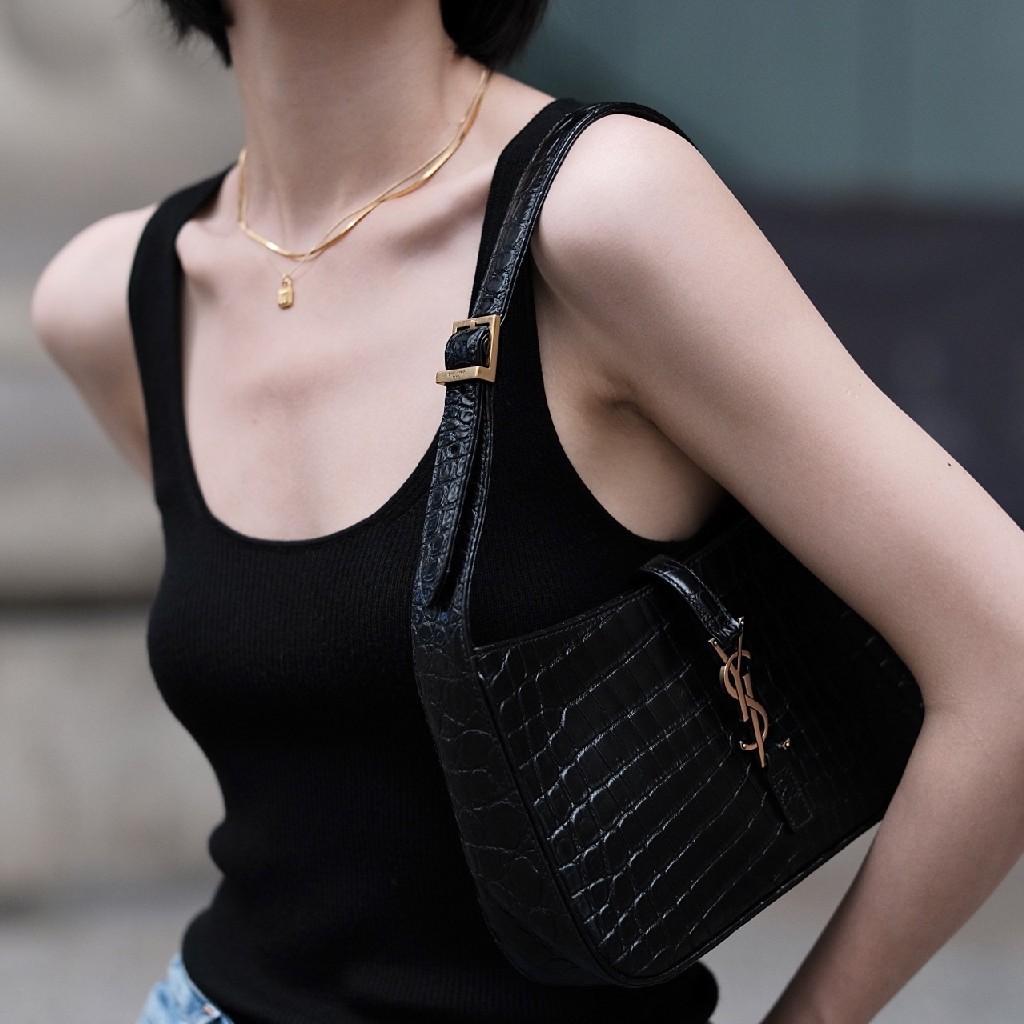 价值15000+ 夏天不能没有它！Ysl新款5à7复古腋下包 大方简洁 超有意境 实用耐用 夏日清凉时髦 复古休闲 chic风 任何造型都能驾驭！