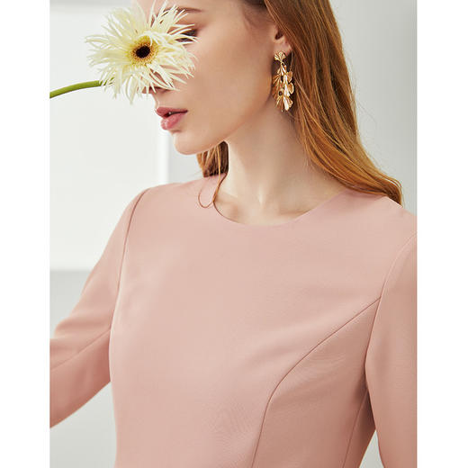 EITIE爱特爱21秋季新款时尚洋气收腰包臀显瘦气质纯色压褶连衣裙C2107820 商品图3