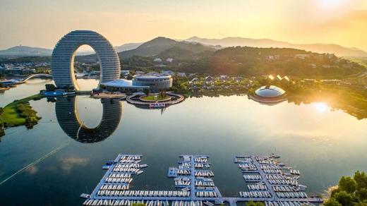 天籁之梦湖州太湖温泉别墅度假酒店，单晚别墅套餐含自助晚餐、水上世界门票、网红皮艇 商品图0